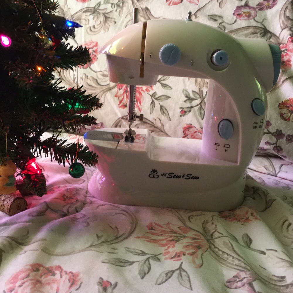Mini sewing machine